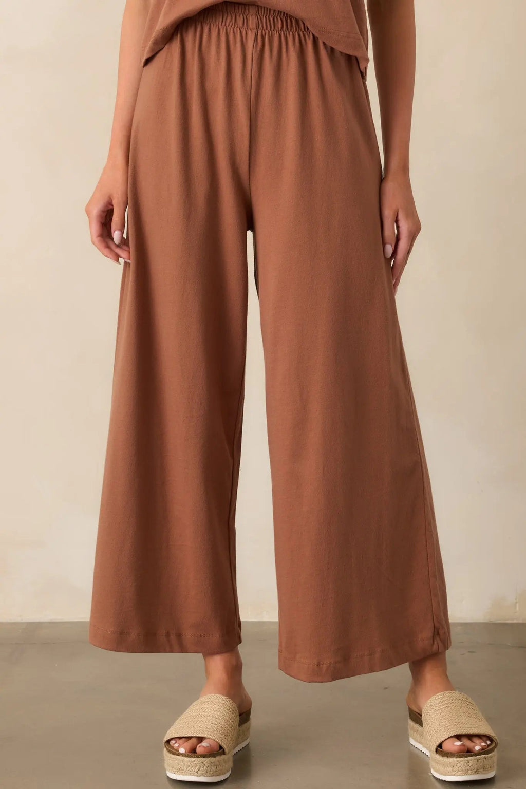 Women's brown cotton jersey pants, relaxed casual trousers - side view